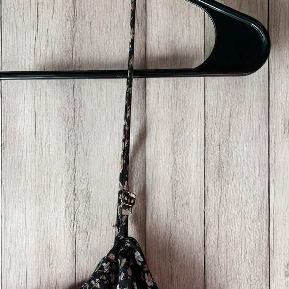 NWT Q cold shoulder floral top (F11) - Picture 5 of 5